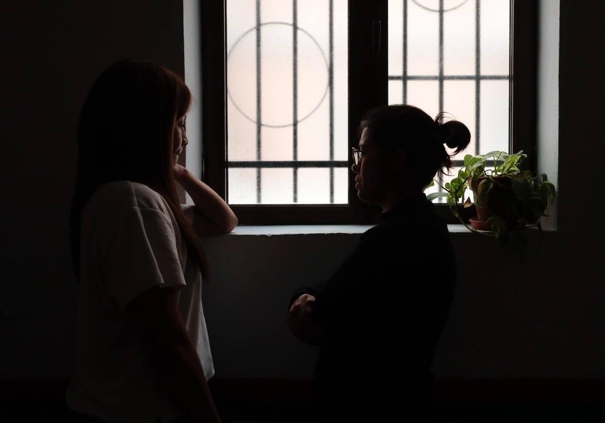 Valentina y Rosa charlan junto a una ventana.