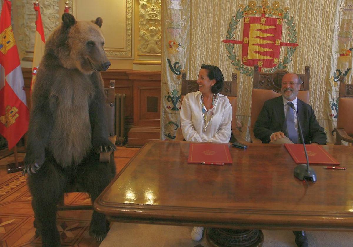 Mercedes Cantalapiedra y Javier León de la Riva, en 2009, comparten el salón de actos con el oso del Gran Circo Mundial.