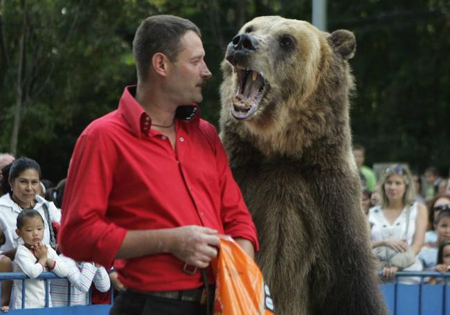 Pavel Vyakin y Tima, después de la merienda a las elefantas Susi y Jenni, en la Acera de Recoletos el 23 de septiembre de 2009.