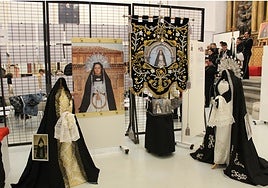 Elementos litúrgicos expuestos en el Hospital Simón Ruiz