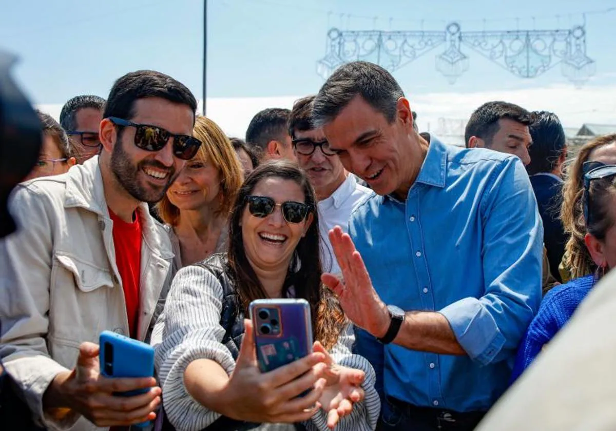 El presidente del Gobierno, Pedro Sánchez, se hace una foto a su llegada a la Feria de Abril, a 1 de mayo de 2024, en Barcelona.