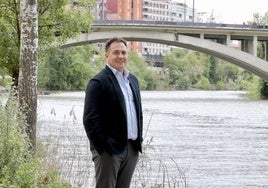 José Luis Domínguez, fotografiado en Valladolid para la entrevista junto al río Pisuerga.