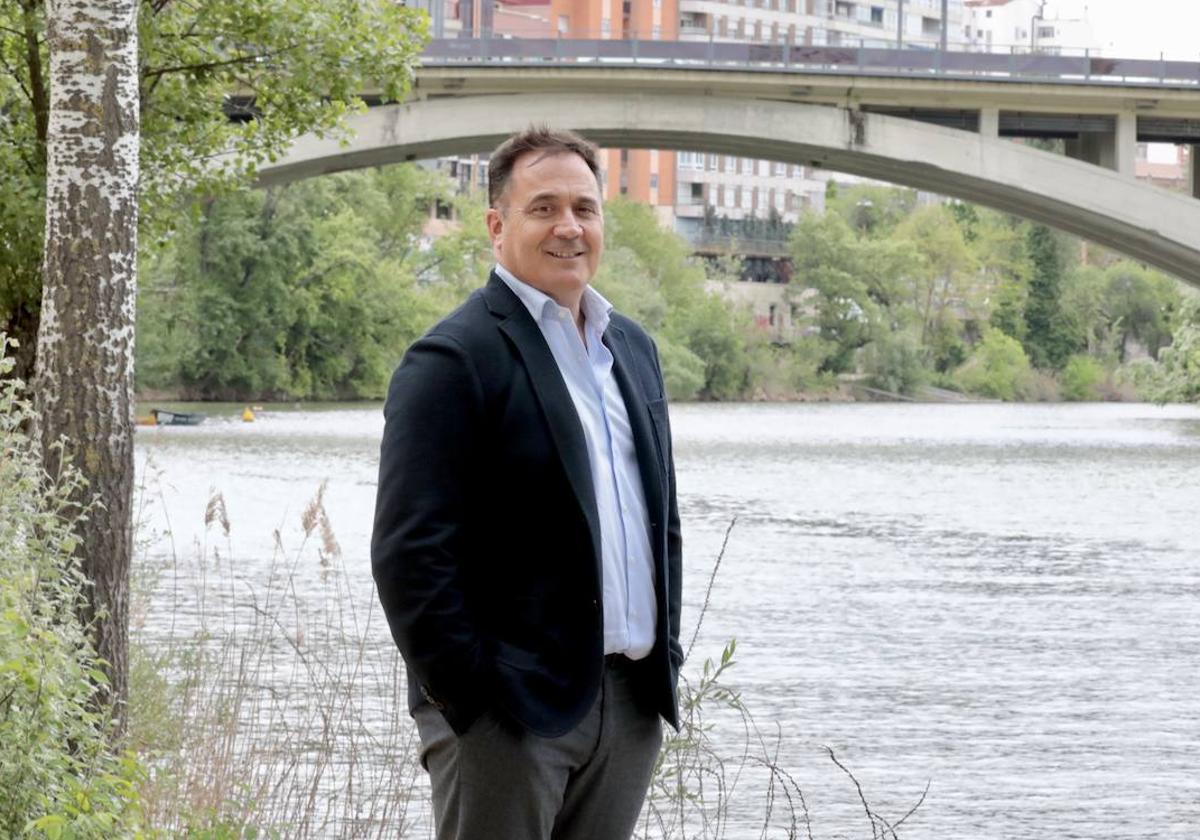 José Luis Domínguez, fotografiado en Valladolid para la entrevista junto al río Pisuerga.