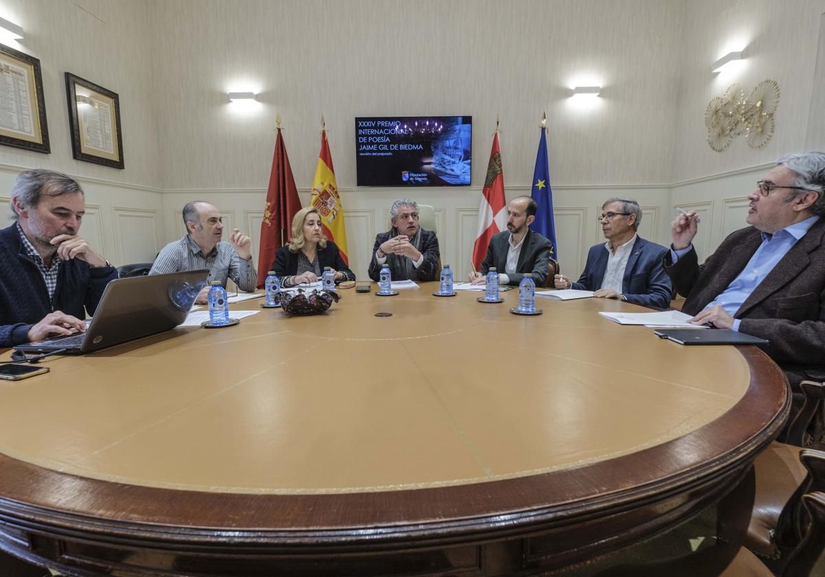 Reunión del prejurado del Premio Internacional de Poesía Jaime Gil de Biedma, en la Diputación de Segovia.