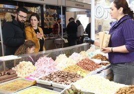 Unos visitantes se interesan por uno de los puestos de alimentación en la apertura de la Feria de Cuéllar, este viernes.