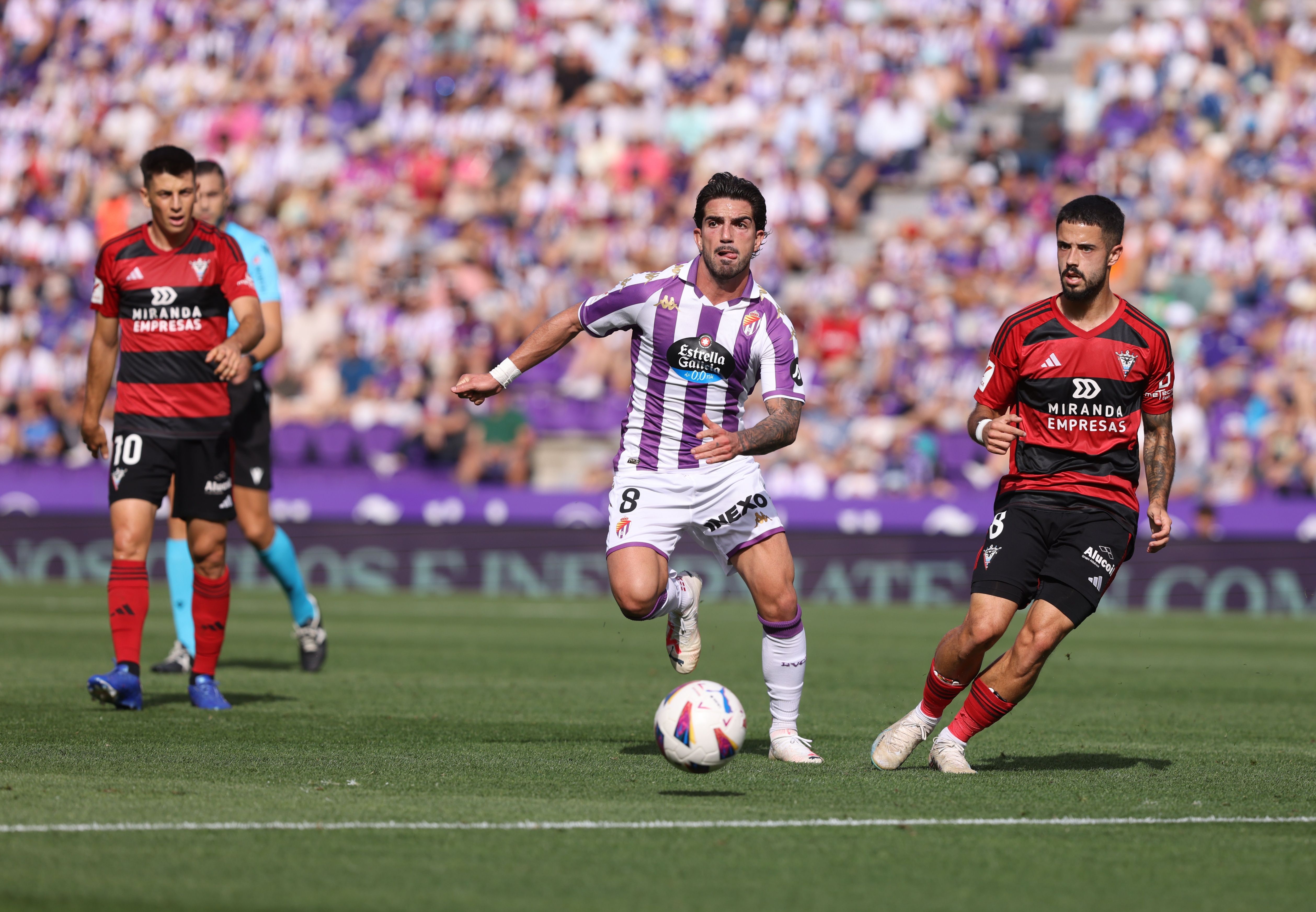 Monchu y Álvaro Sanz luchan por el esférico en el partido de ida en Zorrilla.