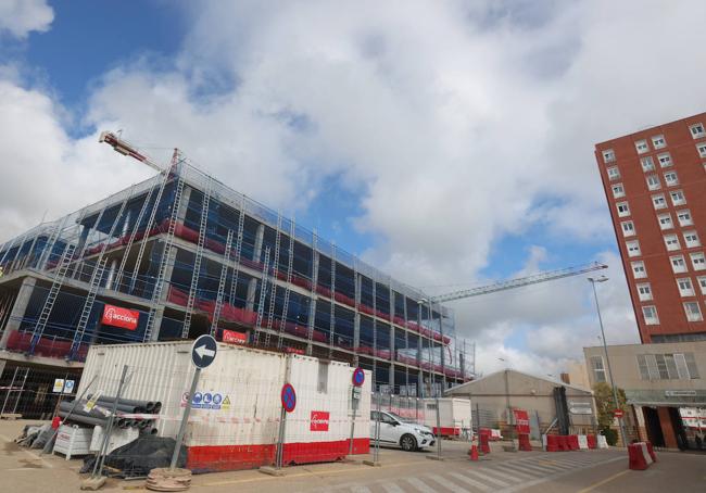 El edificio del nuevo bloque técnico junto al bloque de hospitalización.