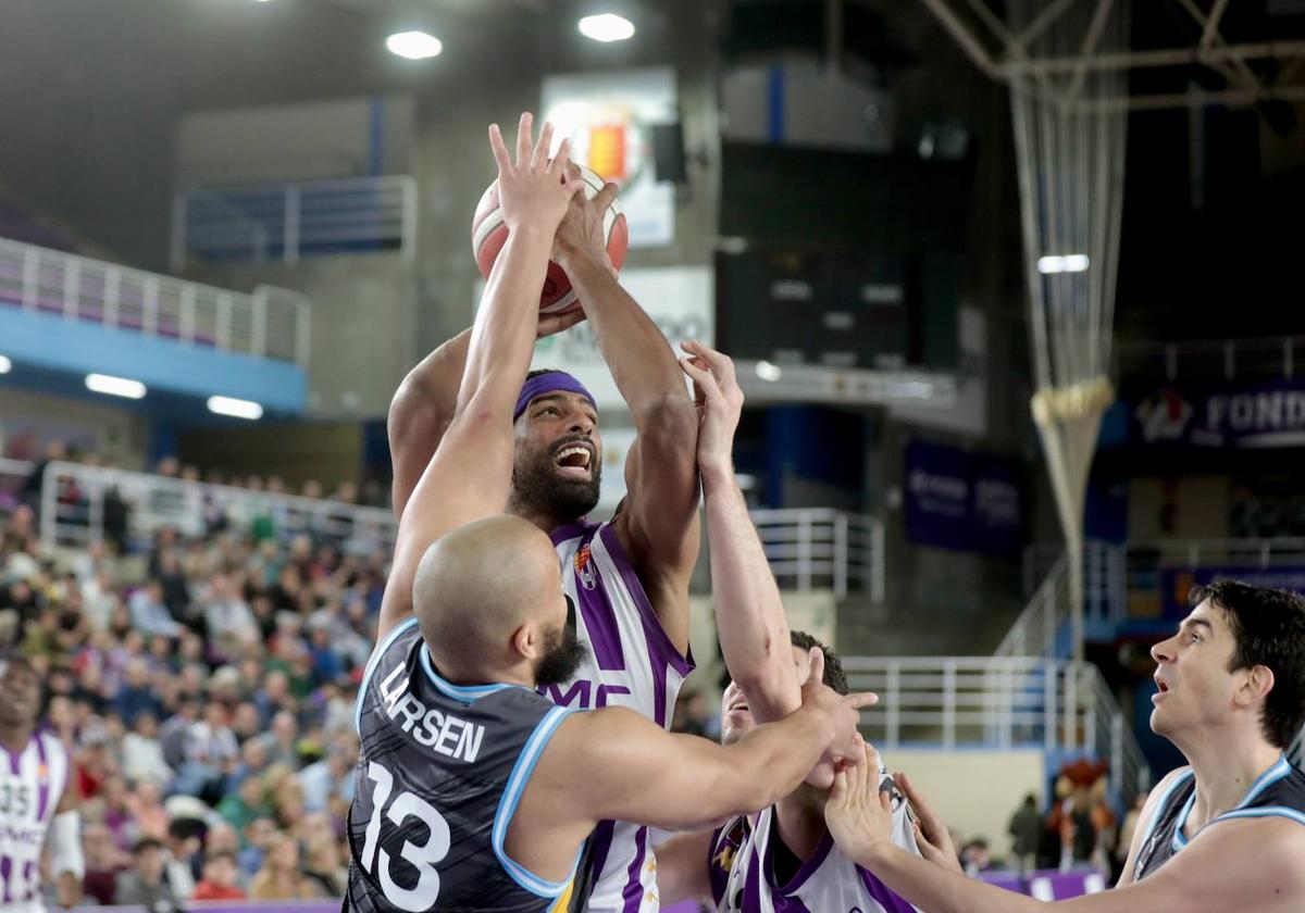 El partido del Real Valladolid Baloncesto contra el Oviedo en imágenes