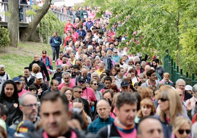 Los participantes inician el recorrido por la ribera del Pisuerga tras salir de la Cúpula del Milenio.