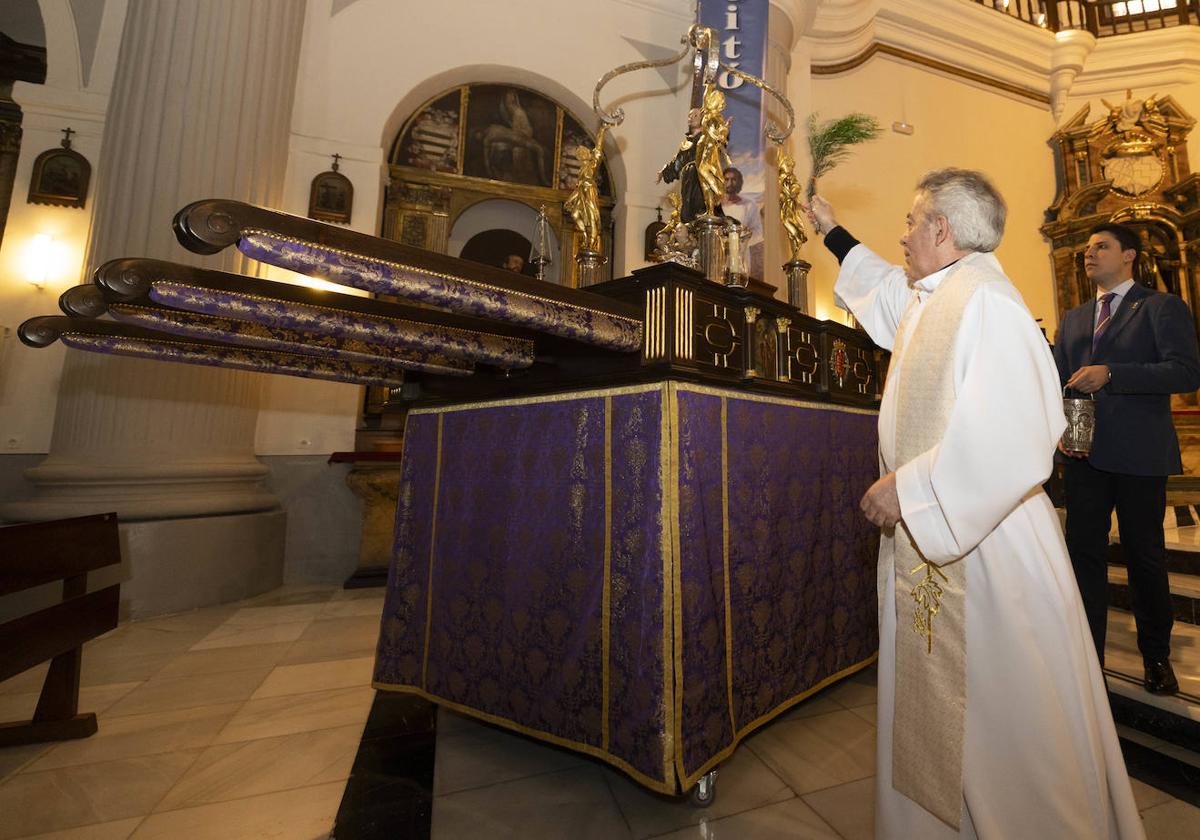 Detalles de las andas que portarán a San Pedro Regalado