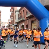 Medina del Campo se tiñe de naranja por la Esclerosis Múltiple