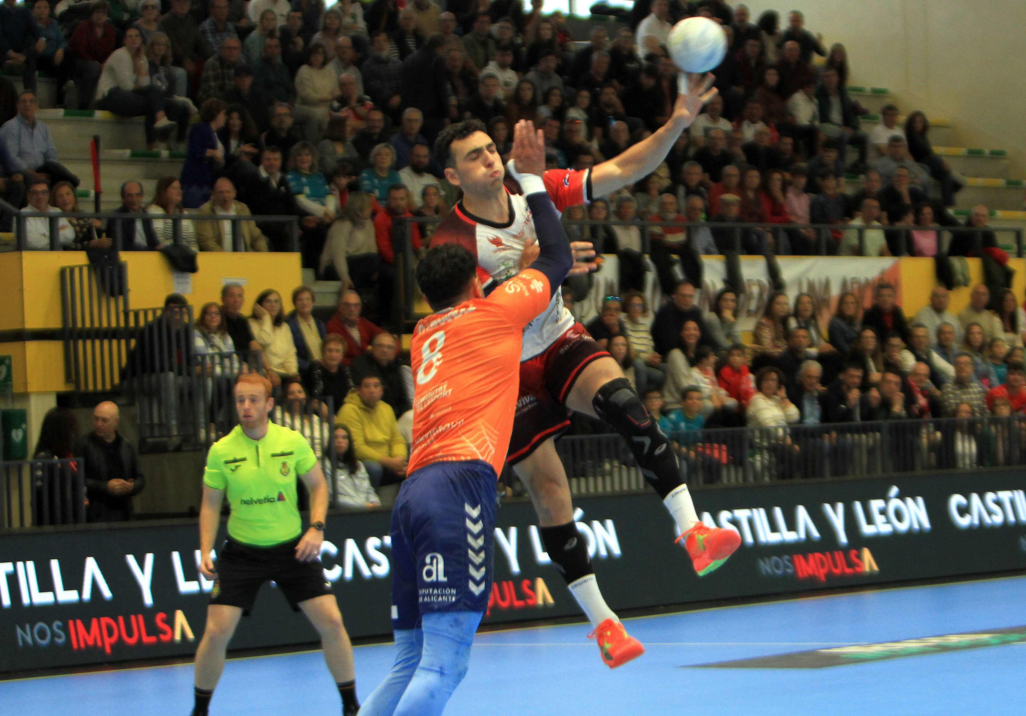 Fotografías del empate entre el Balonmano Nava y el TM Benidorm