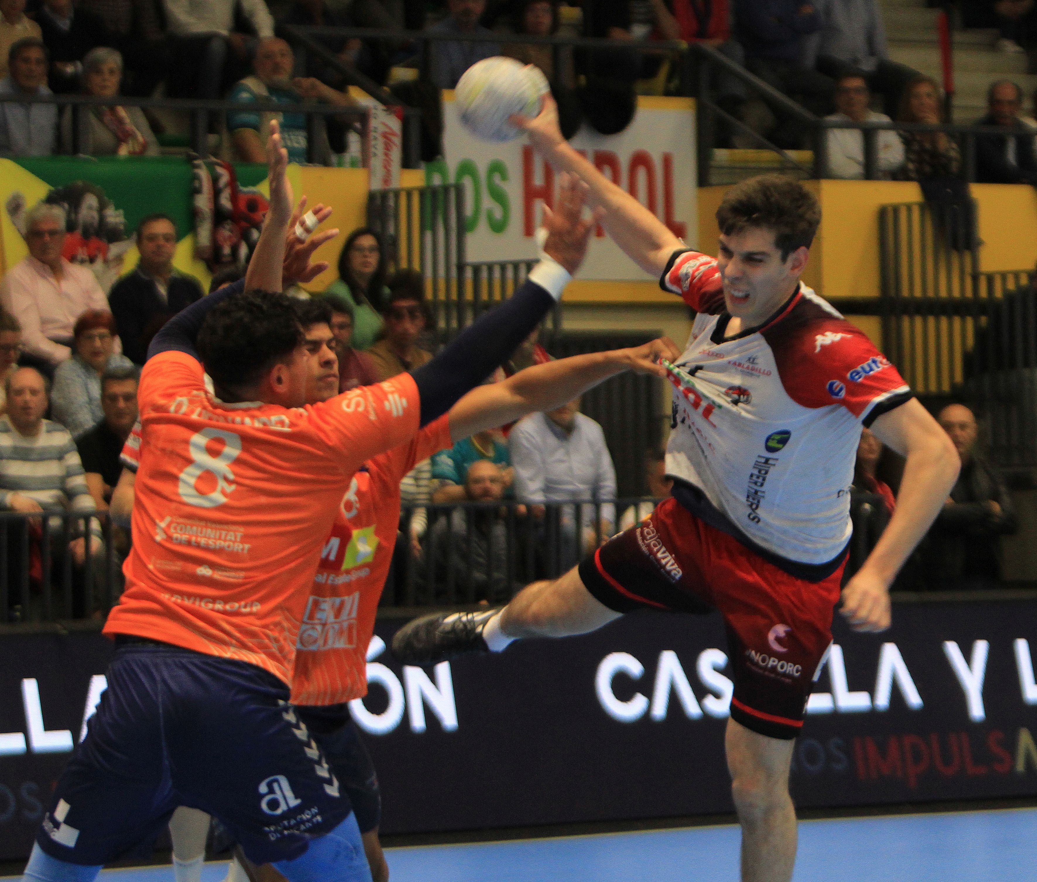 Fotografías del empate entre el Balonmano Nava y el TM Benidorm