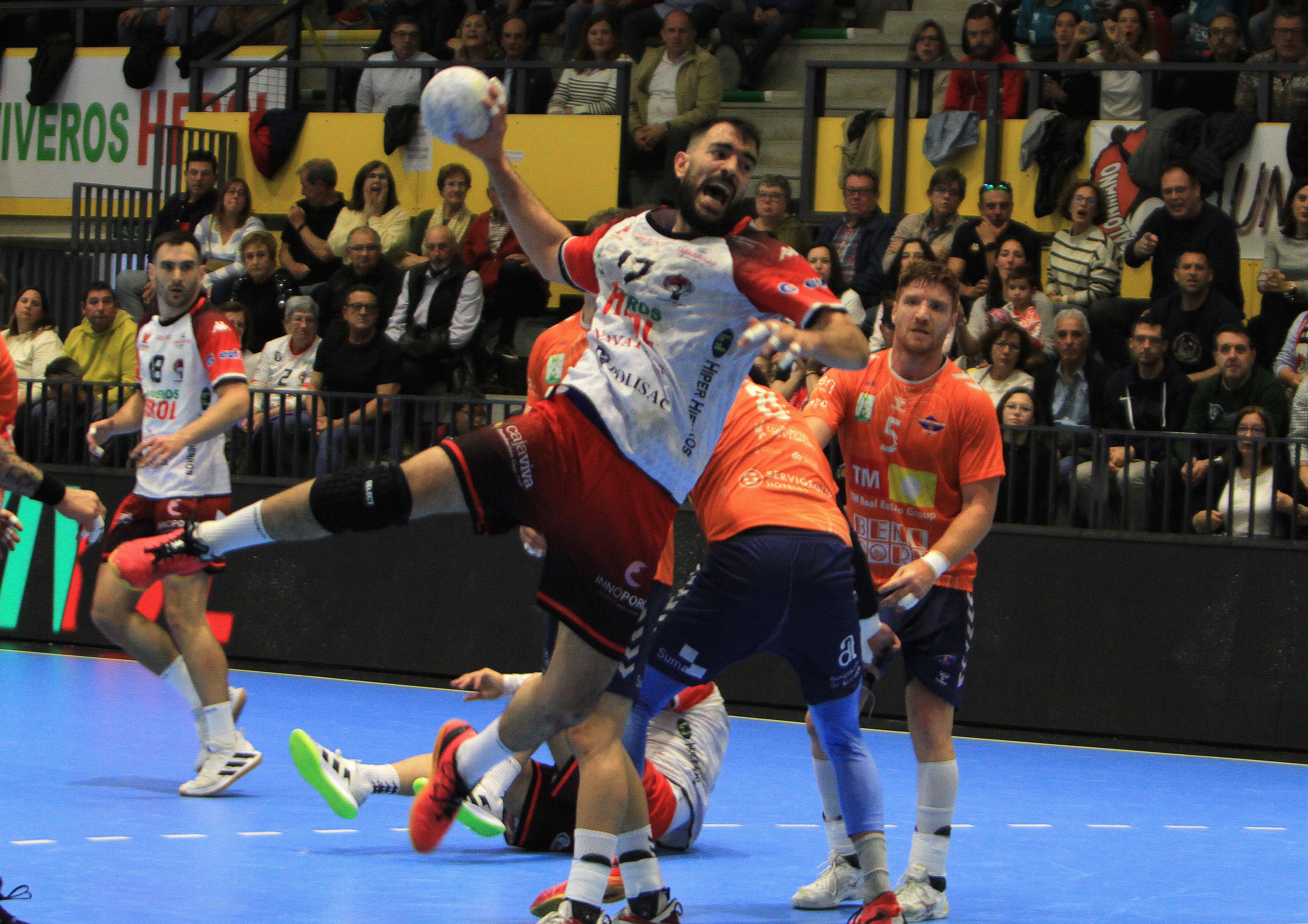 Fotografías del empate entre el Balonmano Nava y el TM Benidorm