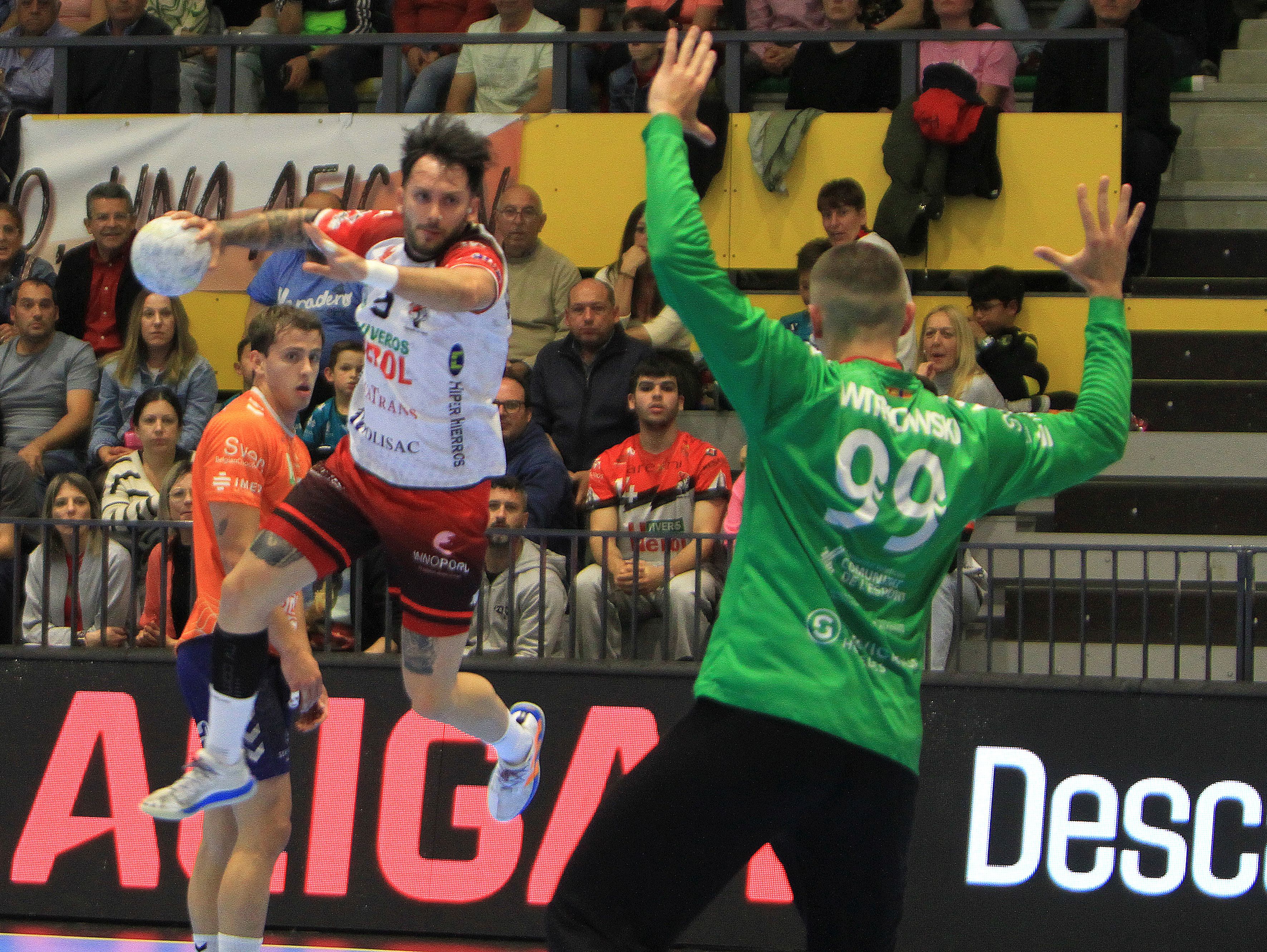 Fotografías del empate entre el Balonmano Nava y el TM Benidorm