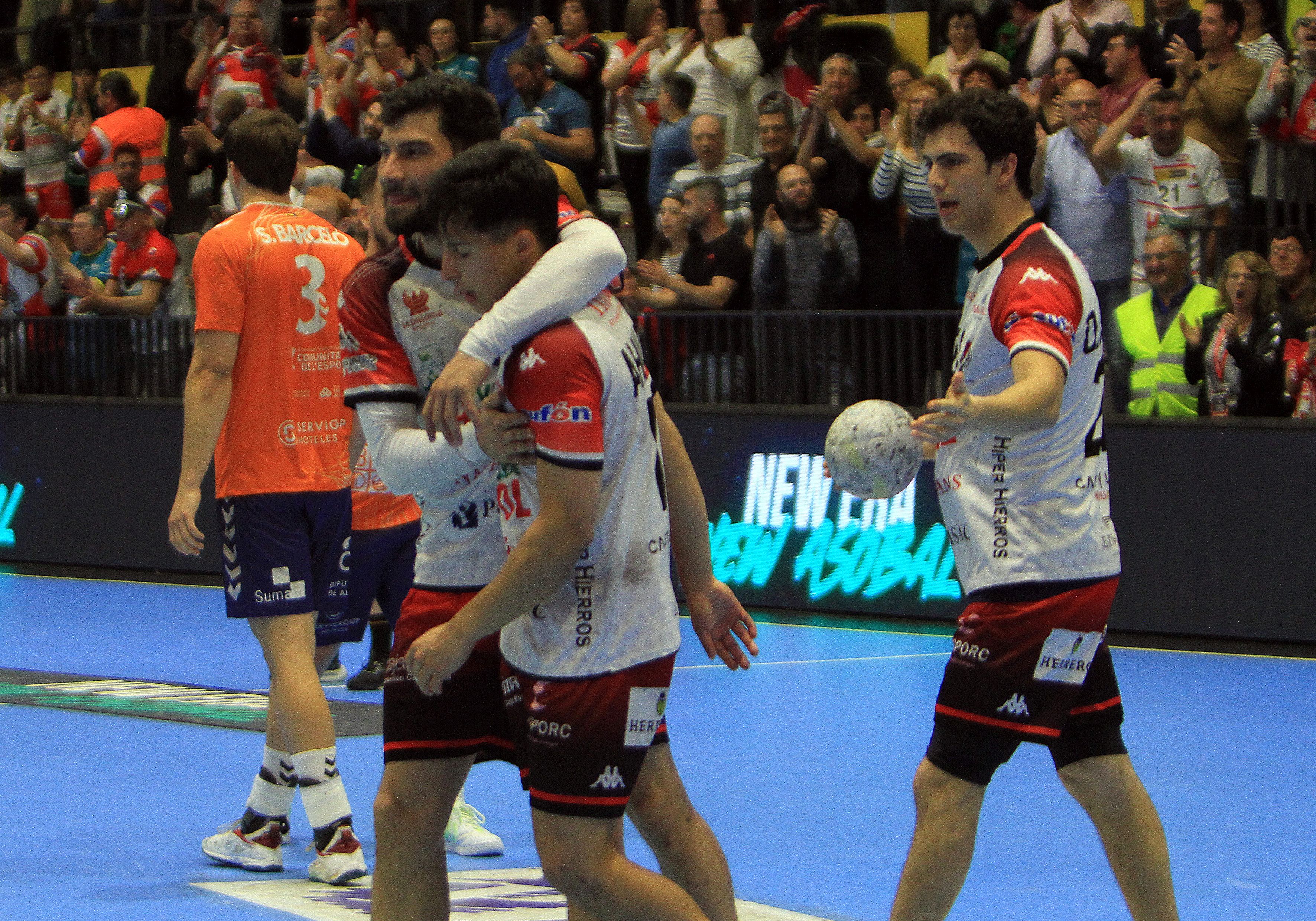 Jugadores naveros consuelan a Ahumada tras errar el último lanzamiento.