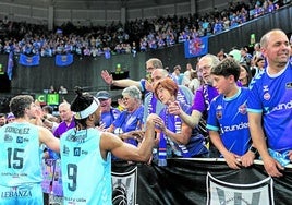 Los jugadores de Zunder Palencia saludan a la afición morada al final del partido.