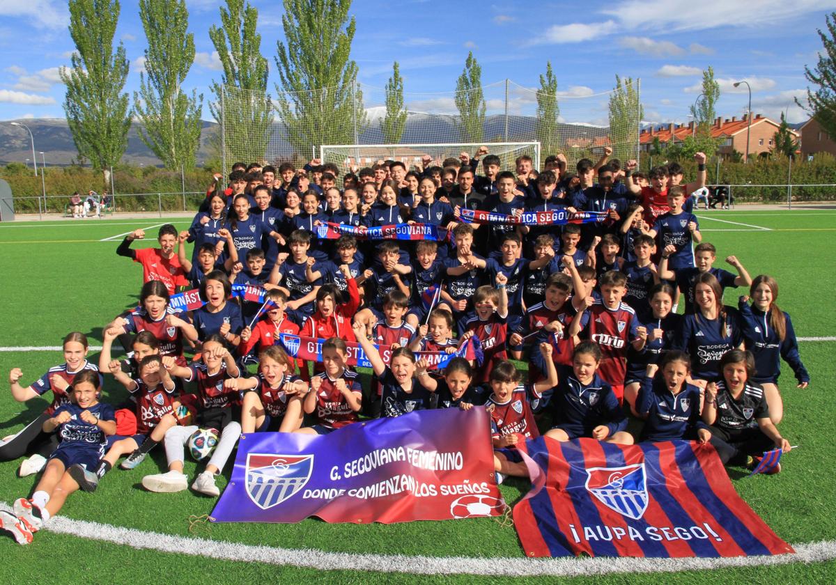 Jugadores de las categorías inferiores de la Gimnástica Segoviana, junto al jugador del primer equipo Javi Borrego, a escasas horas del histórico partido de este domingo.