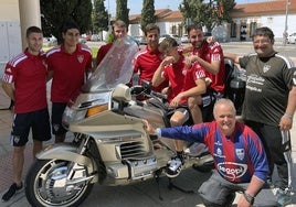 Alberto Llorente (abajo a la derecha), junto a su moto y jugadores de la Segoviana en Montijo.