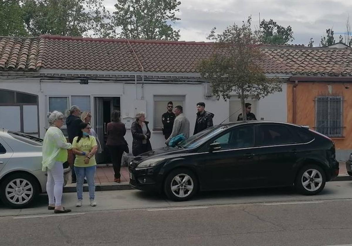 Policía Nacional y vecinos en la vivienda del hombre fallecido, en La Overuela.