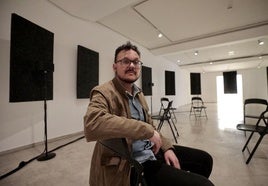 Nacho Román en la Sala 0 del Museo Patio Herreriano con su instalación en la exposición 'Silere, tacere'.