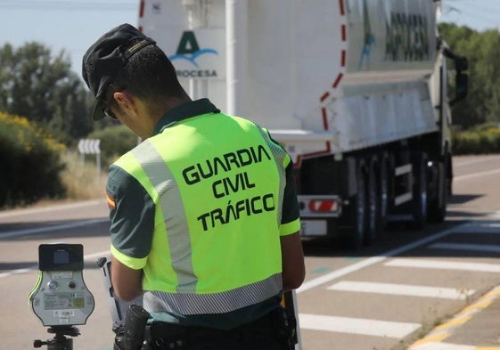 Guardia Civil de Tráfico con un radar móvil.