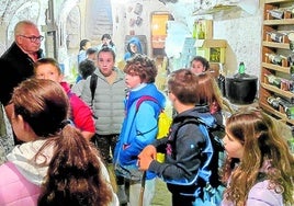 Escolares de Torquemada, en la visita al Barrio de las Bodegas.