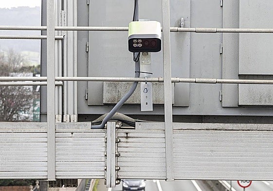Cámara de control de velocidad de la DGT instalada sobre una carretera.