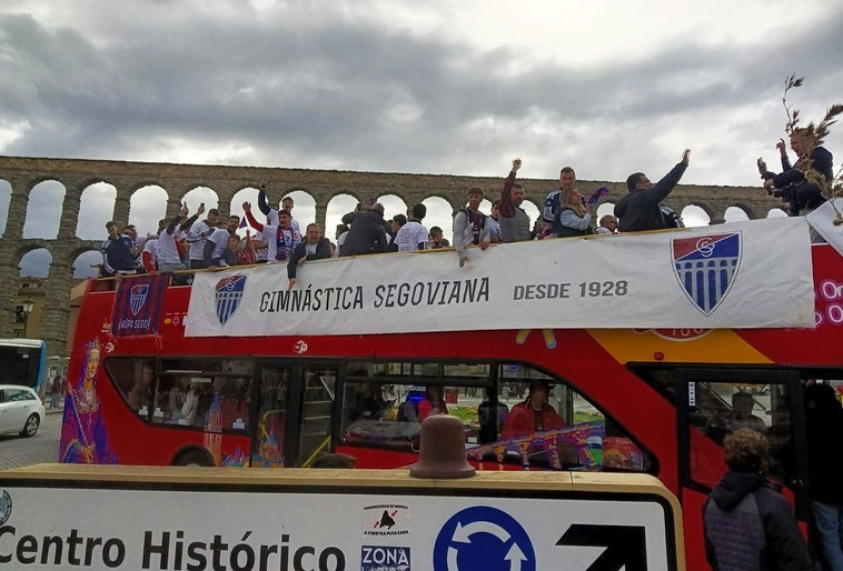 Celebración del ascenso de jugadores y aficionados de la Gimnástica Segoviana.