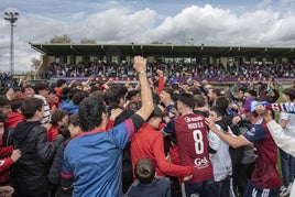 Aficionados y jugadores de la Gimnástica celebran el ascenso en el cesped La Albuera