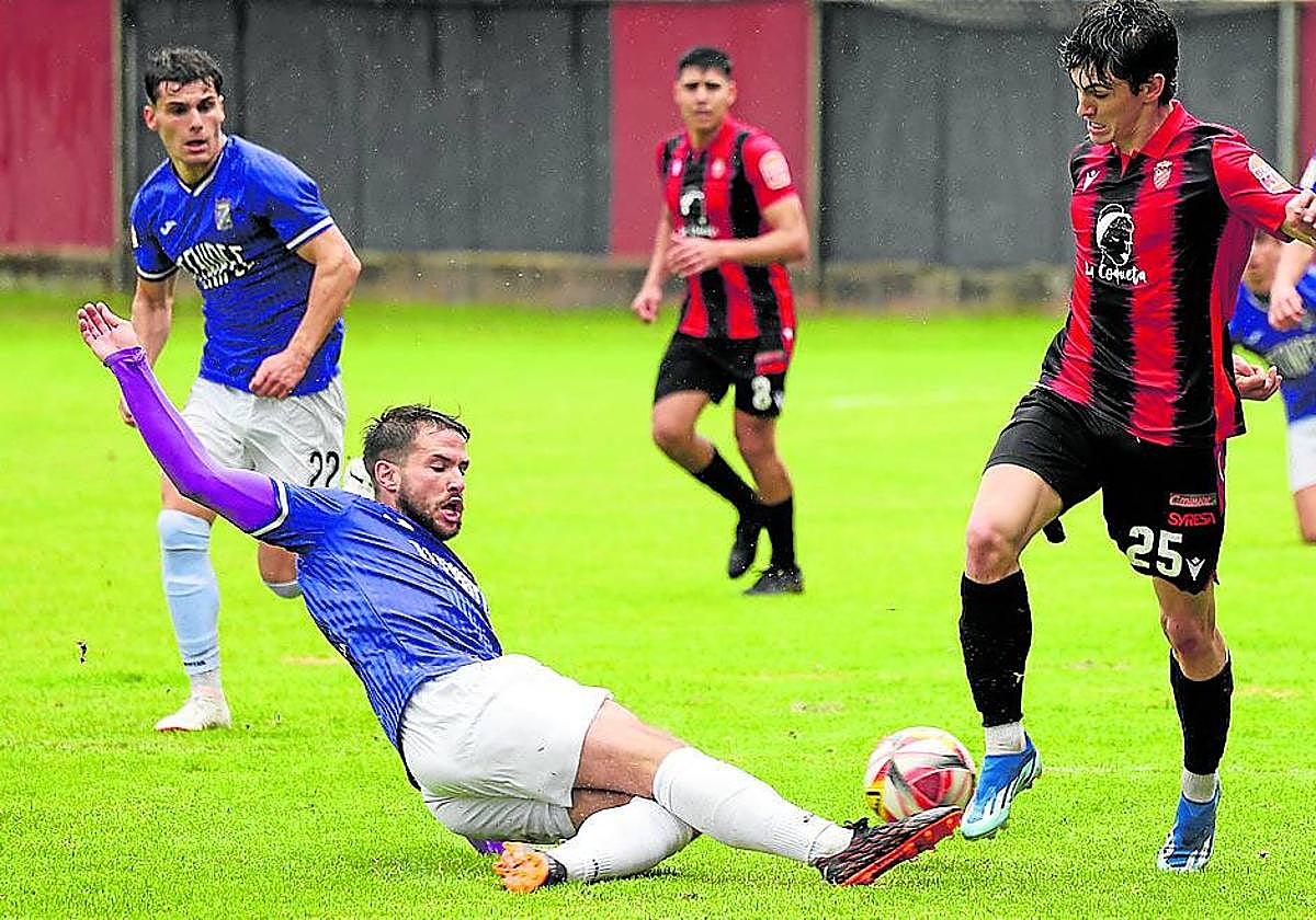 Simal se lanza al suelo para cortar un ataque de Juan.