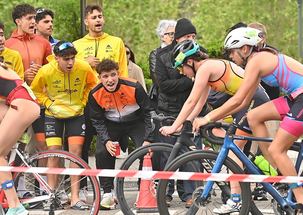 Imagen secundaria 1 - Marina Muñoz y Miguel Guzmán sacan billete para el Nacional de triatlón esprint