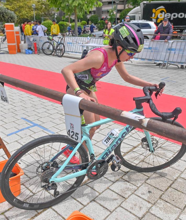 Imagen secundaria 2 - Marina Muñoz y Miguel Guzmán sacan billete para el Nacional de triatlón esprint