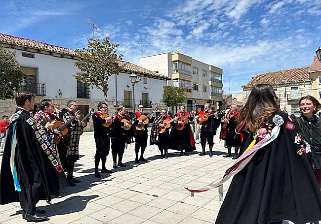 Las calles de Villanubla se llenaron de la música y las voces de las tunas