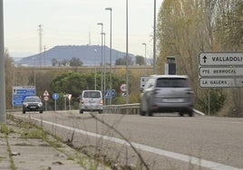 Coches circulan por la carretera de Fuensaldaña.