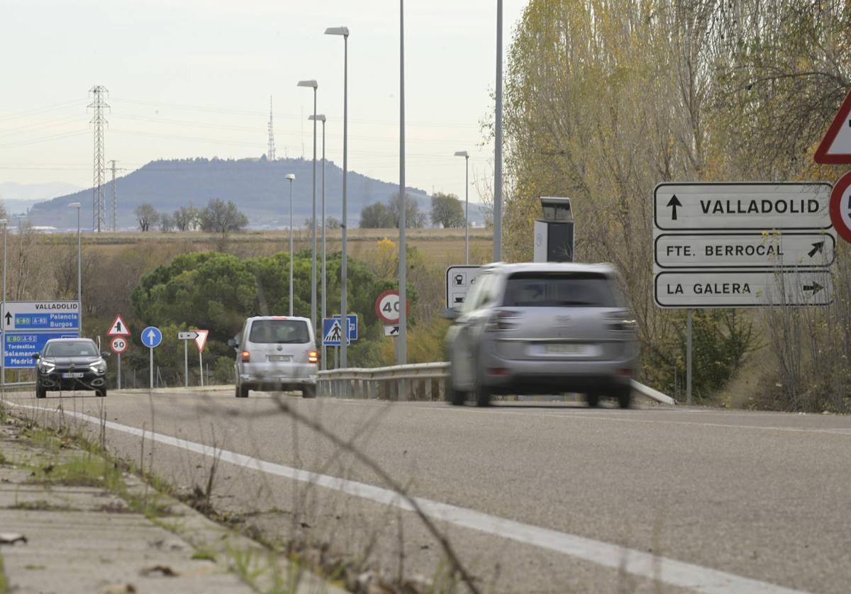 Coches circulan por la carretera de Fuensaldaña.