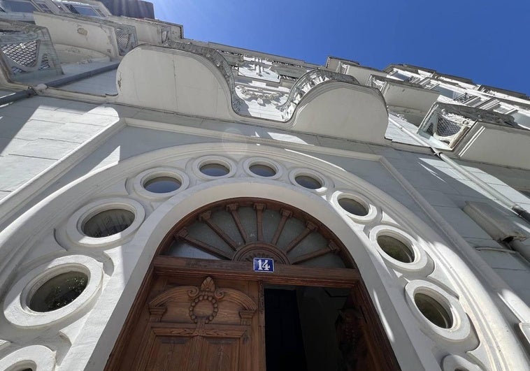 Portada de la fachada del edificio del número 14 de la calle Gamazo de Valladolid.