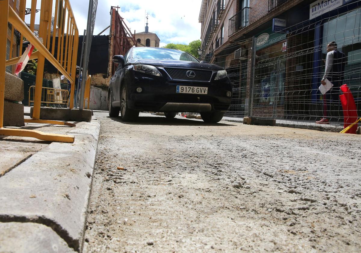 Un coche circula por el hormigón de la calle Buitrago tras la reapertura de la calle.