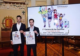 Víctor Alonso muestra el cartel de la prueba junto al concejal Rodrigo Nieto.