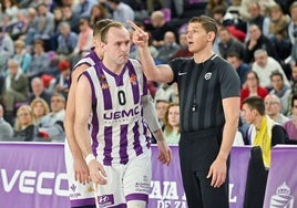 Devin Schmidt, junto al árbitro argentino Leandro Nicolás Lezcano.