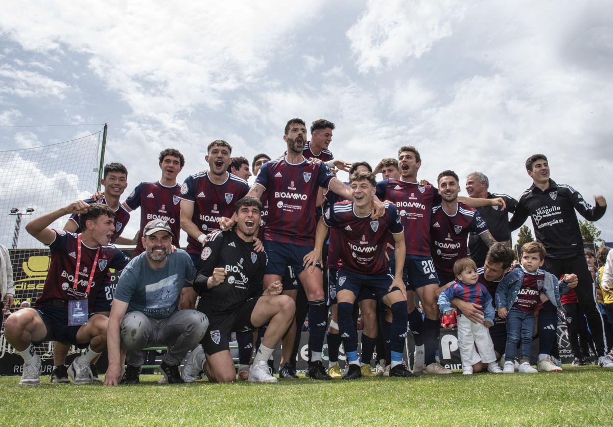 Jugadores de la Segoviana celebran con Ramsés y varios familiares el ascenso.