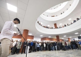 Amigos y compañeros de Miguel Li Fernández lloran su pérdida durante el homenaje.