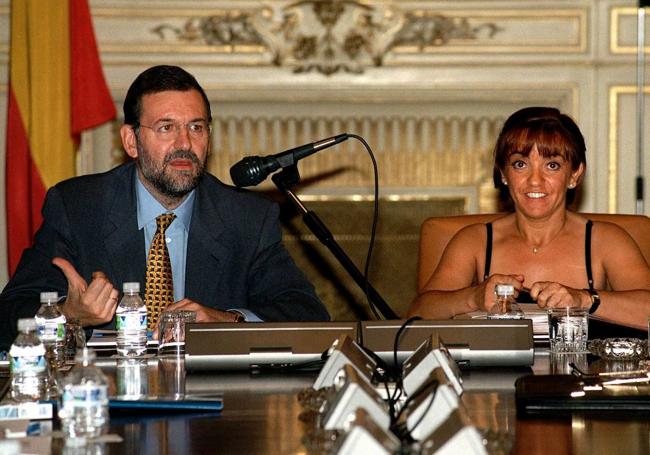 Con Mariano Rajoy, en 1998, cuando era ministro de Administraciones Públicas, en la Comisión Mixta de Transferencias.