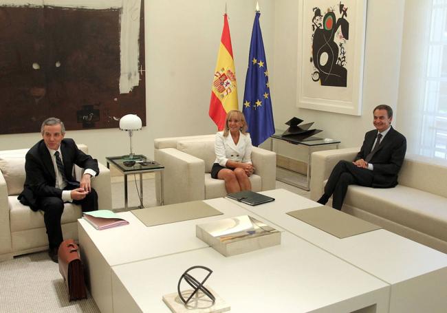 En 2011, Zapatero recibió en el Palacio de la Moncloa al alcalde de León, Emilio Gutiérrez (i) y a la presidenta de la Diputación, Isabel Carrasco.