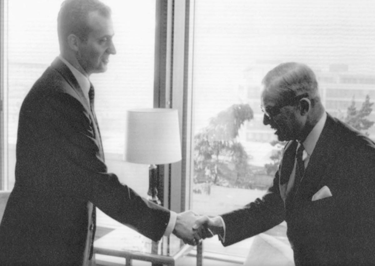 Imagen secundaria 1 - Arriba, el ministro de Asuntos Exteriores, Fernando María Castiella, en una reunión de la OECE en París en los años 60; el príncipe Juan Carlos saludando a Jean Rey, presidente de la CEE, en 1969, y portada del libro.