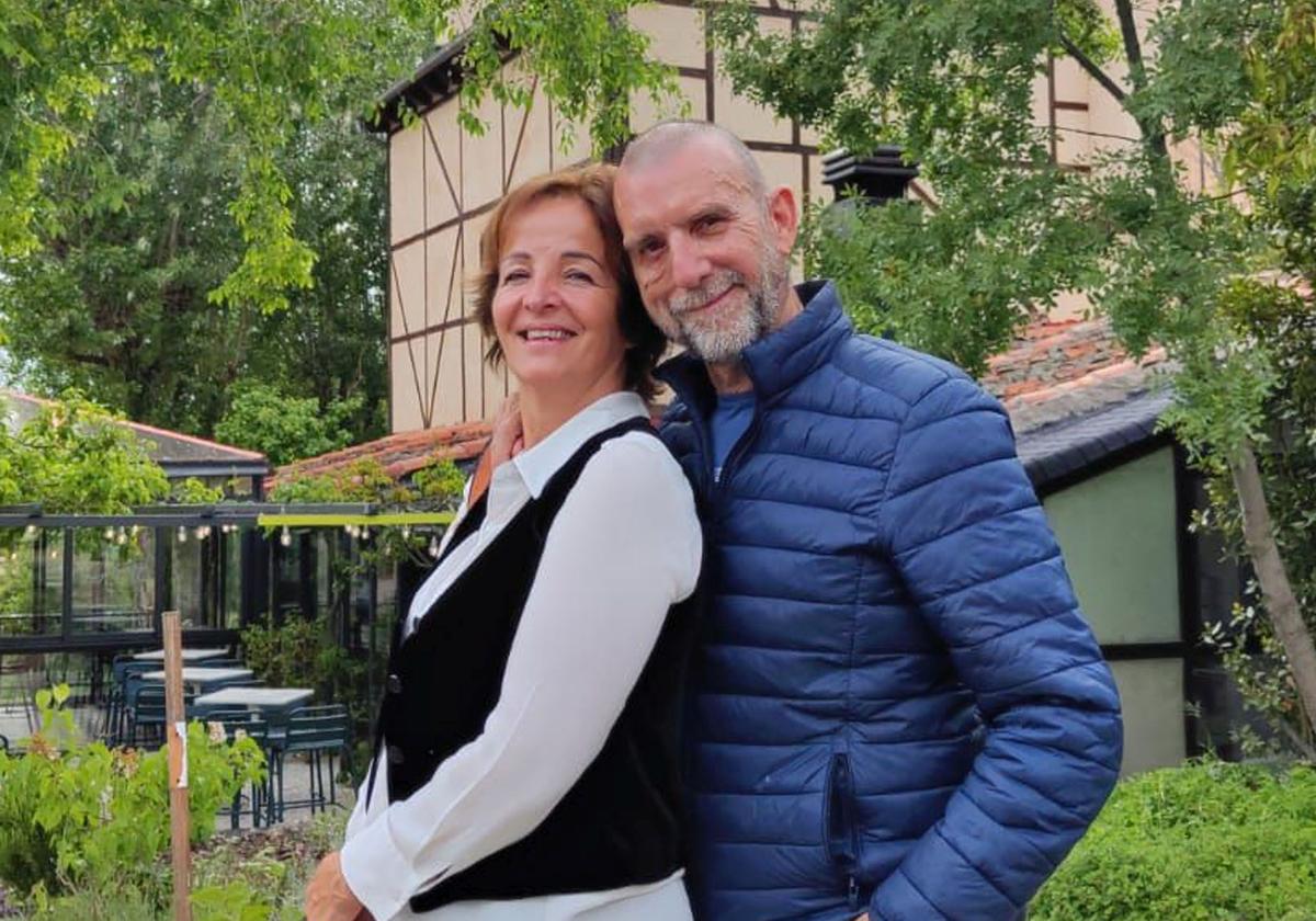 El matrimonio de Marbella, Yolanda Villalmanzo y Guillermo García, en su visita a Segovia, instantes después de participar en la Marcha de Mujeres.