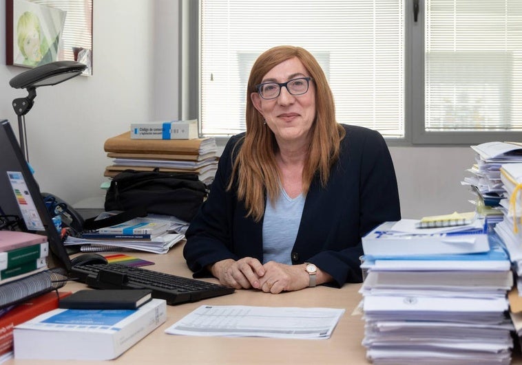 Marina Echebarría Sáenz, en su despachos en la universidad de Derecho.