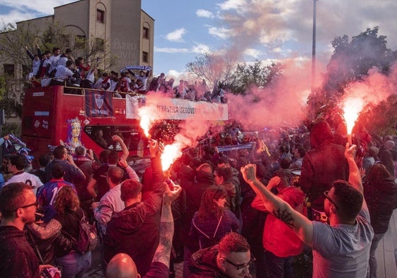 Aficionados reciben con bengalas a los jugadores en la plaza de la Gimnástica Segoviana.