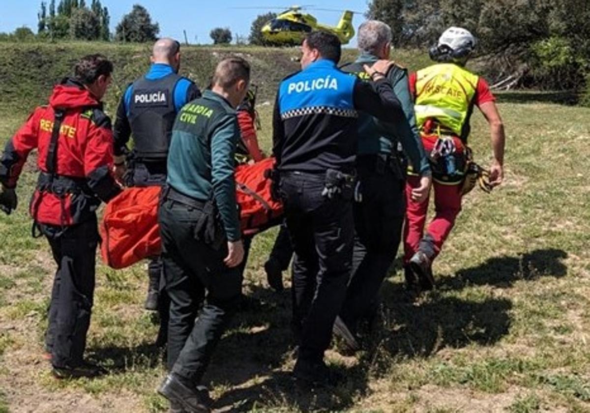 El rescate del ciclista tras la caída del martes.