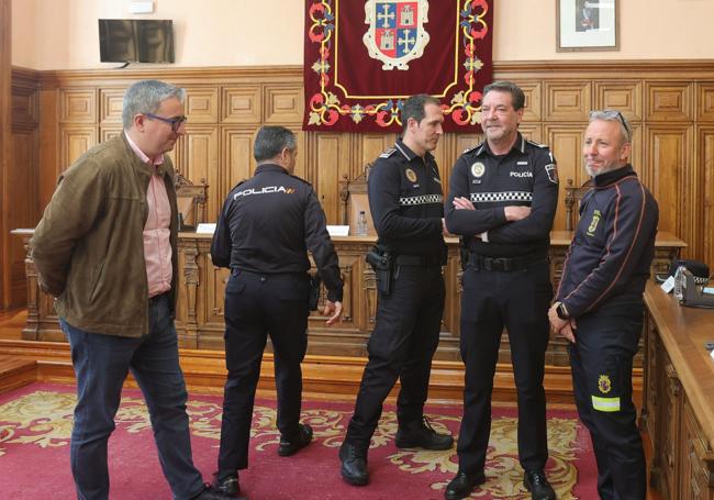 El concejal de Seguridad, con los responsables de las Policías y el jefe de bomberos.